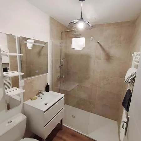 Appartement neuf, climatisation, wifi et garage privé Apartamento